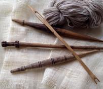 Веретено, ткацкий челнок и иголка