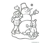 Дети лепят большого снеговика