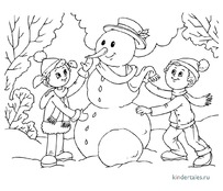 Дети лепят снеговика