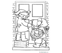 Дети украшают дверь